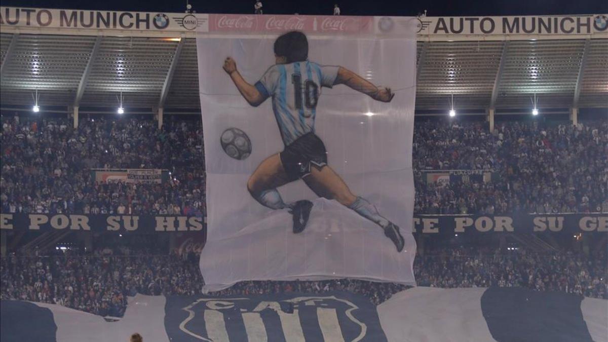 Diego Maradona fue homenajeado por los hinchas del Talleres