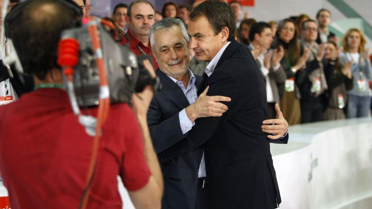 Griñán recibe el abrazo de Rodríguez Zapatero en un acto del partido antes del estallido del caso de los ERE.