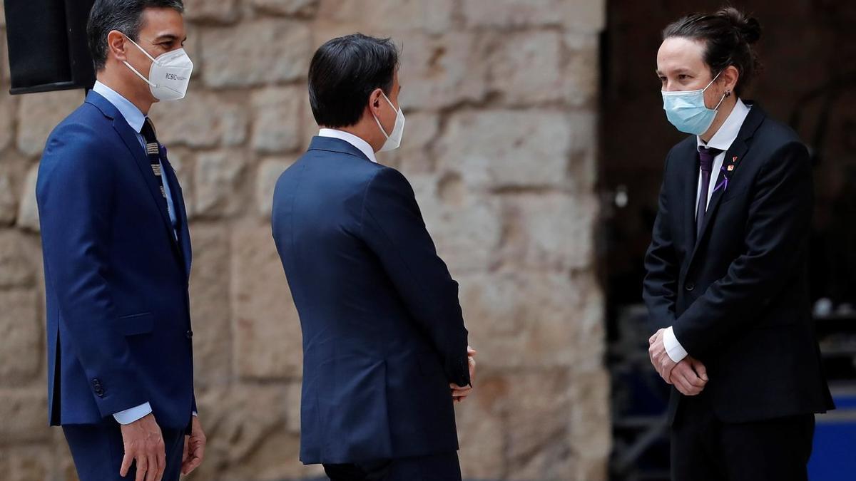 El presidente del Gobierno, Pedro Sánchez, y el primer ministro italiano, Giuseppe Conte, saludan al vicepresidente segundo, Pablo Iglesias, durante la recepción en el patio de honor del palacio de la Almudaina, este 25 de noviembre.