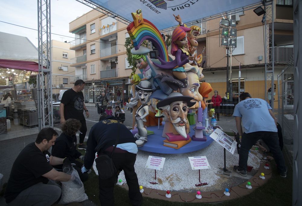 Trabajo en equipo al estilo fallero en la Plantà de las fallas de Sagunt