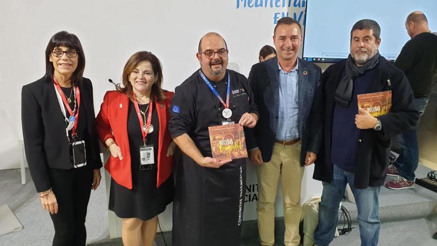 La técnica, Cristina Silvestre, la concejala Esther Gómez, el chef Joan Clement, el alcalde Robert Raga y el arqueólogo Jorge Morín.