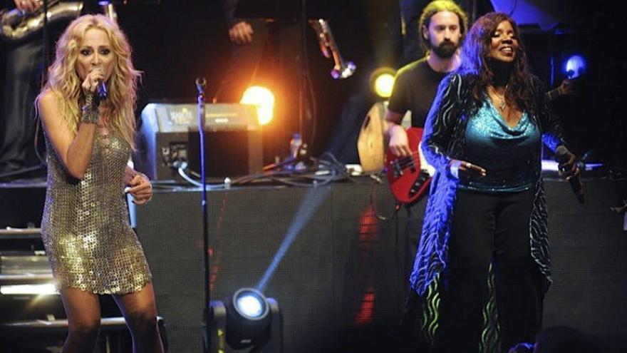 Gloria Gaynor y Marta Sánchez durante el concierto en Marbella.