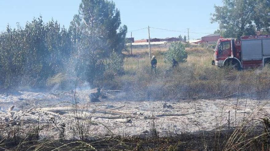 Los bomberos sofocan un incendio de matorrales en Las Llamas