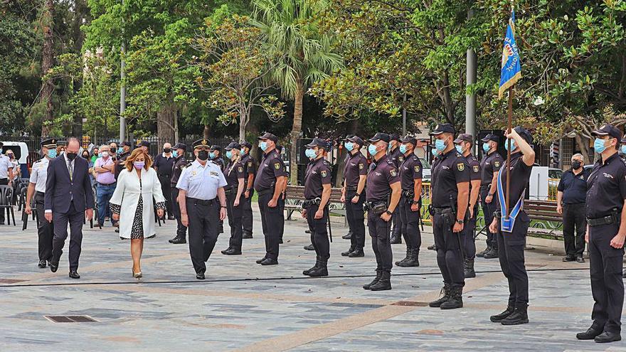 Orihuela entrega el bastón de mando de la ciudad al jefe de la Policía Nacional 