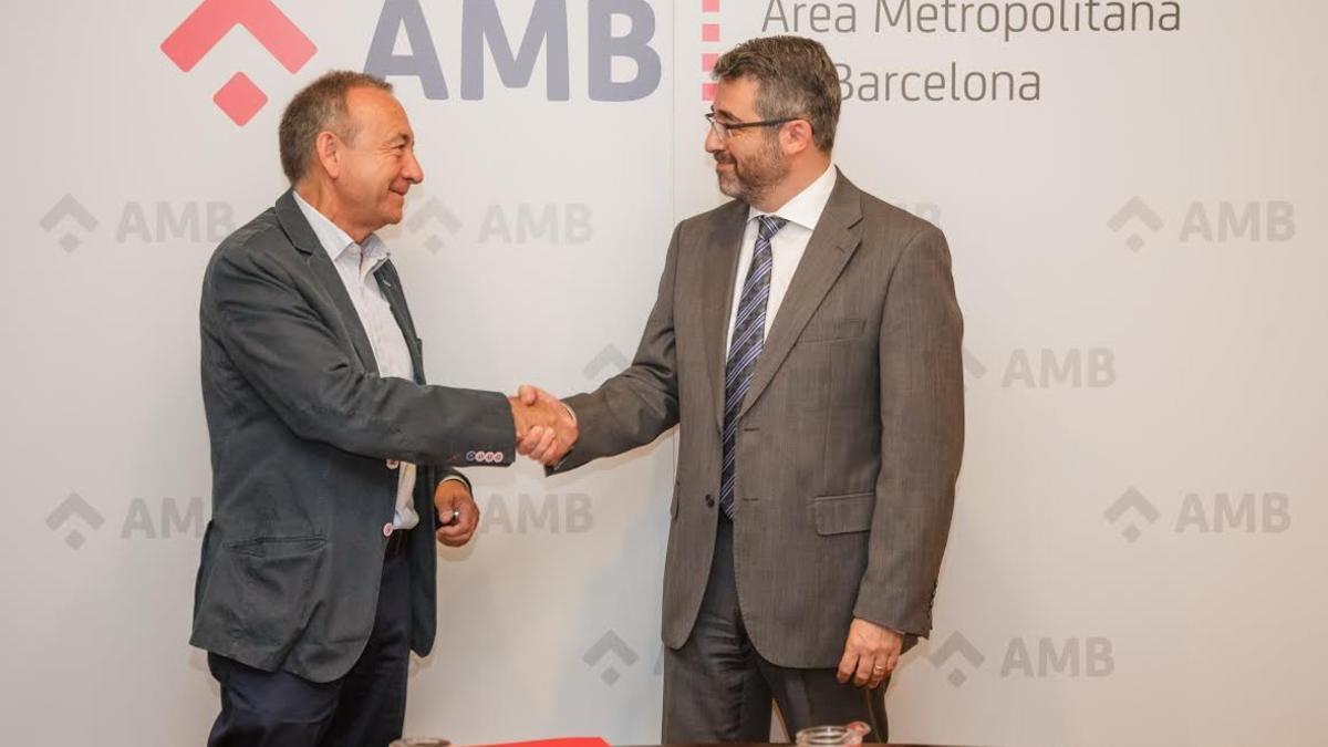 Antoni Poveda, vicepresidente de Movilidad y Transporte del AMB, y Andreu Martínez, director de Estrategia Corporativa y de Recursos Humanos de la CCMA, durante la firma del convenio de colaboración.