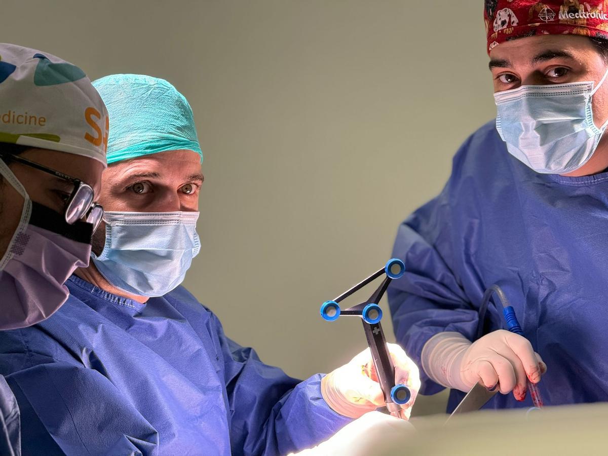 Intervención quirúrgica de prótesis de rodilla realizada mediante cirugía robótica