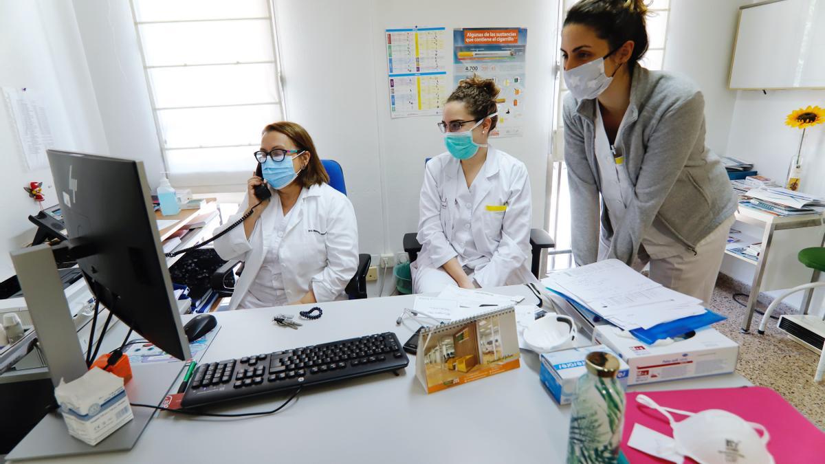 Doctoras pasan consulta telefónica en un centro de salud de Murcia