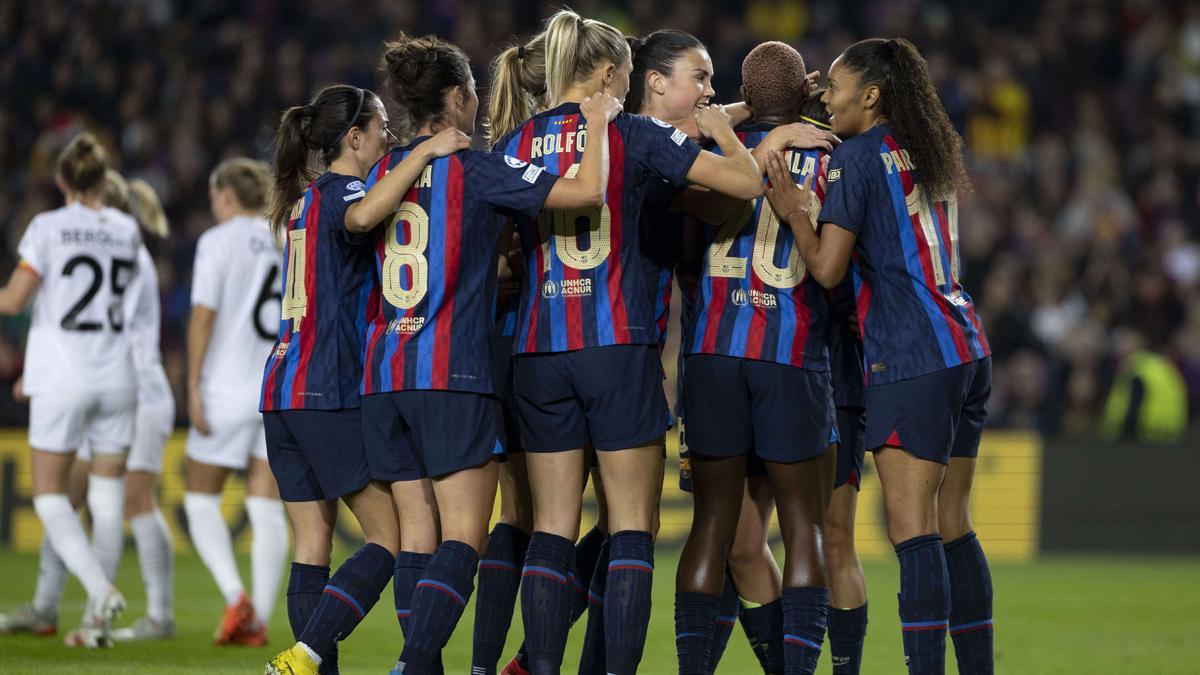 El equipo azulgrana celebrando uno de los goles anotados esta noche en el Camp Nou contra el Rosengard