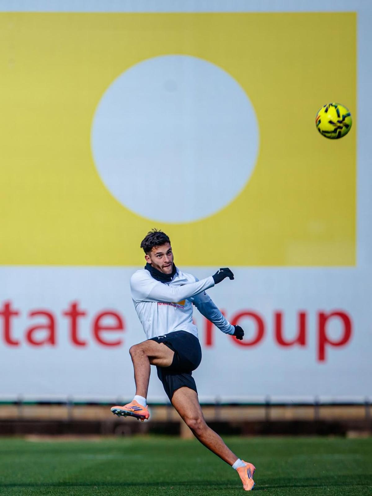 Hugo Duro golpea la pelota d invierno (amarilla) en la penúltima sesión de la semana antes de viajar a Vallecas