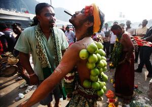 Un devot hindú entra en trànsit abans de realitzar el seu pelegrinatge al temple Batu Caves, durant el festival Thaipusam als afores de Kuala Lumpur (Malàisia).