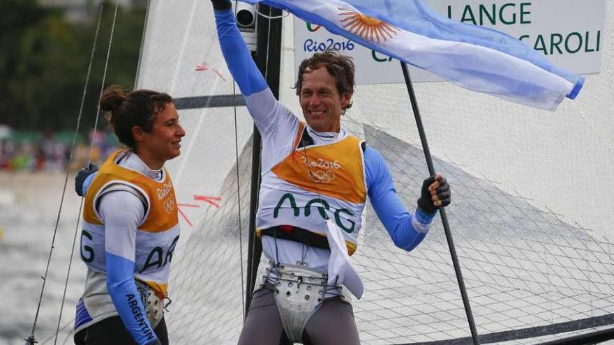 El argentino Santiago Lange, junto a Cecilia Carranza, festeja su oro en Nacra 17. // Nic Bothma