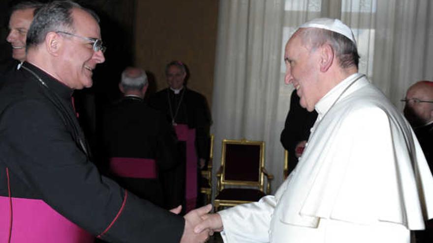 Francisco Cases y el Santo Padre se estrecharon la mano en el encuentro con los obispos del lunes. | lp / dlp