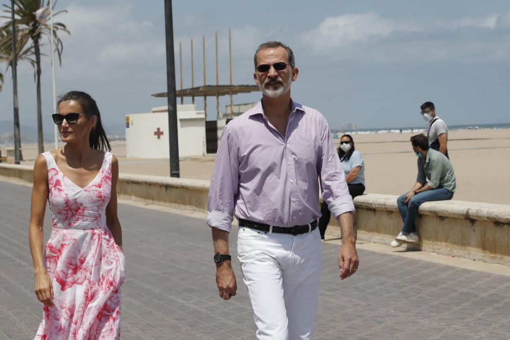 Letizia y Felipe en Valencia: los reyes pasean por la playa de Las Arenas
