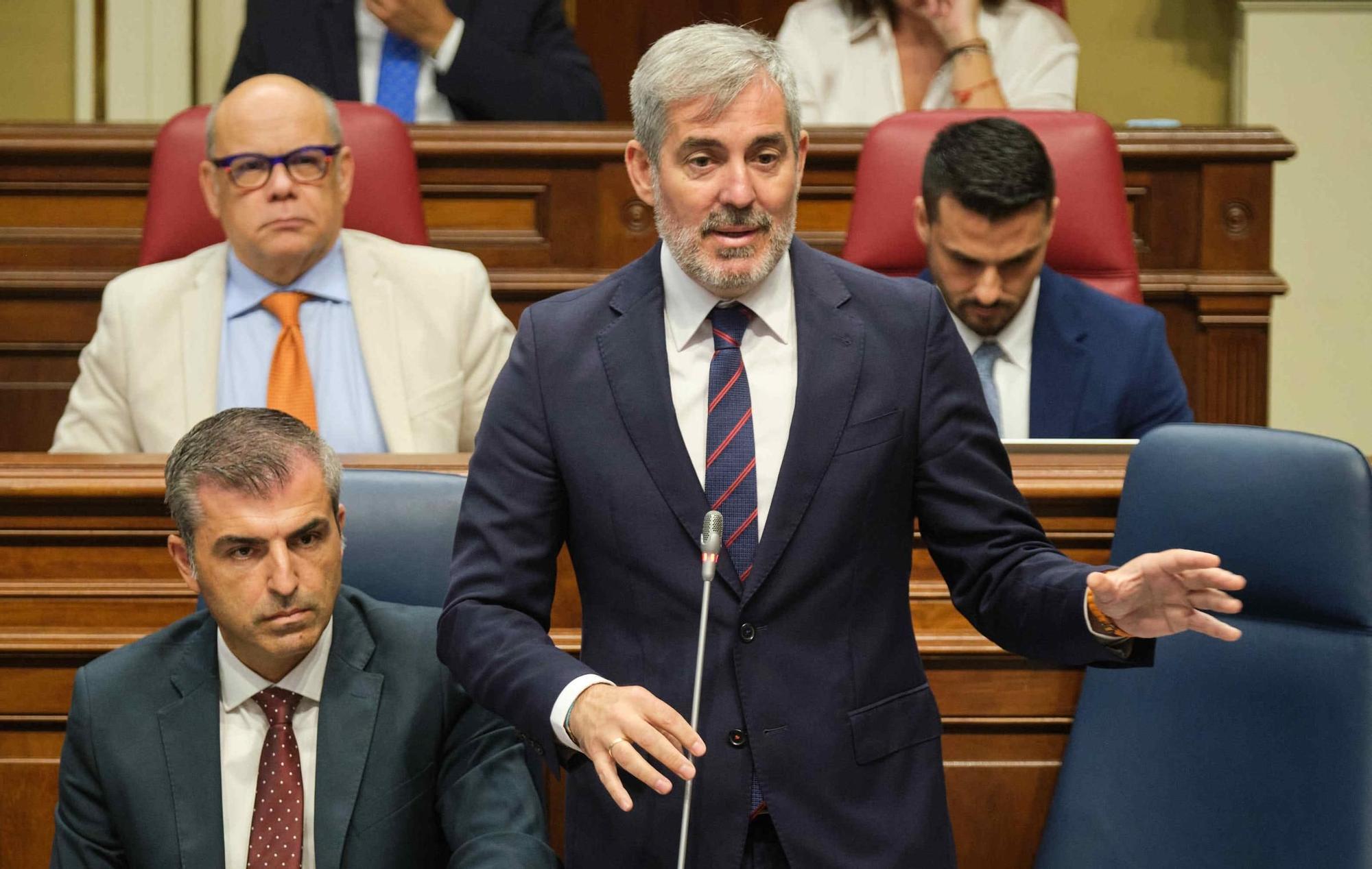 Primera sesión plenaria del Parlamento de Canarias