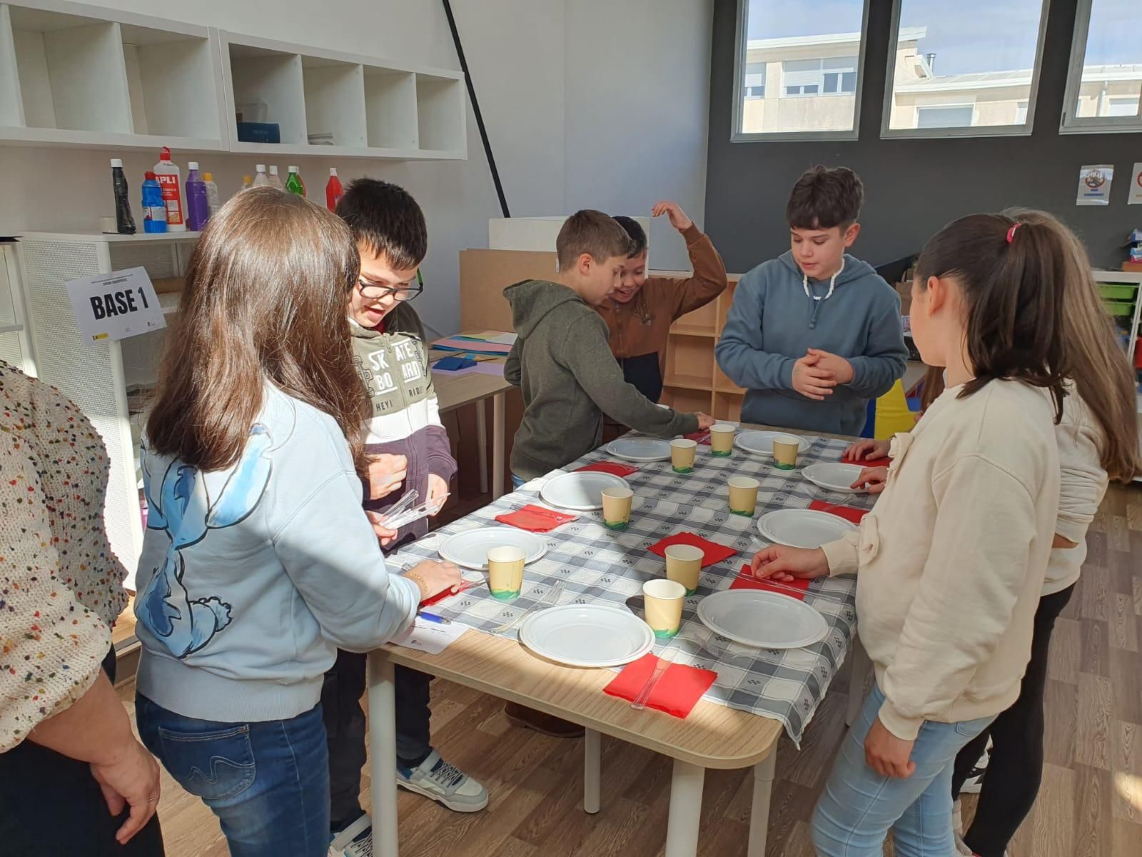 Niños y niñas de Valga realizando labores domésticas en igualdad.