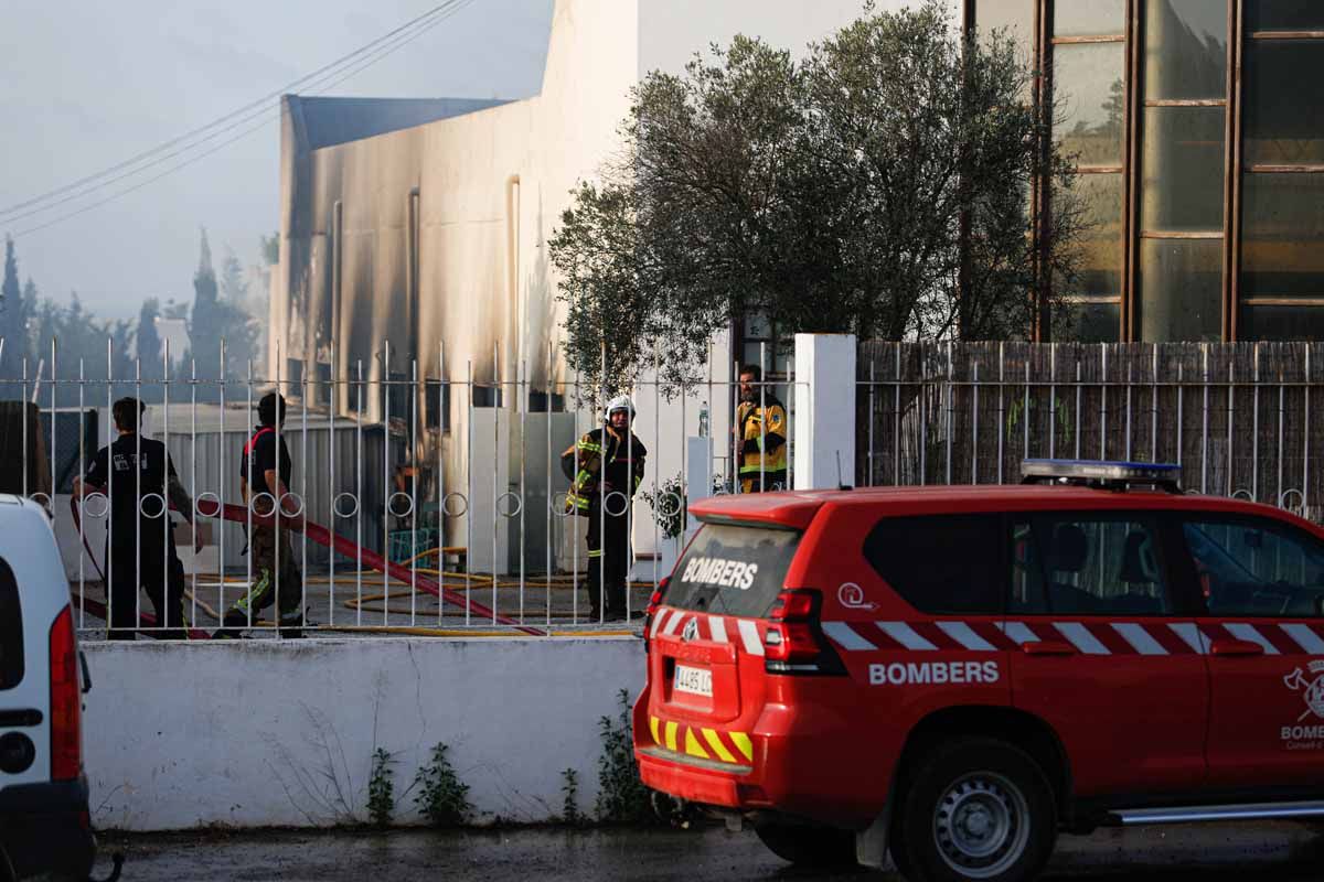 Un incendio en una nave obliga a desalojar varias viviendas en Ibiza