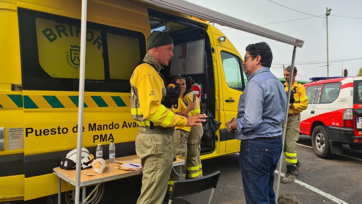 Pedro Martín, presidente del Cabildo, en el Puesto de Mando Avanzado durante el incendio del Norte el verano de 2022.