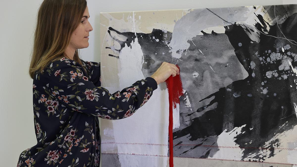 Perceval Graells con una de las obras que expone en el espacio B.Art de Alicante