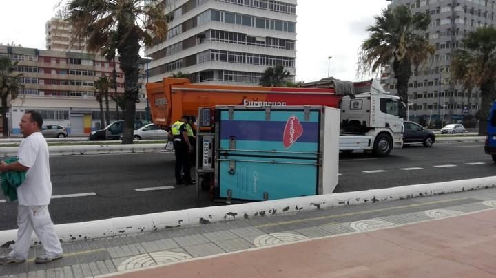 Camioneta volcada en la Avenida Marítima