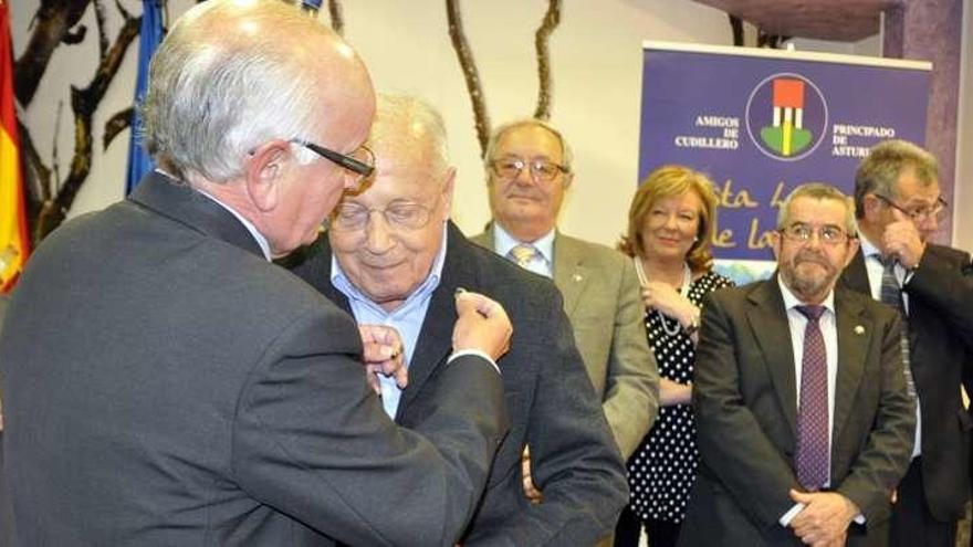 Álvarez del Busto impone la insignia de oro a Lorenzo Cordero.