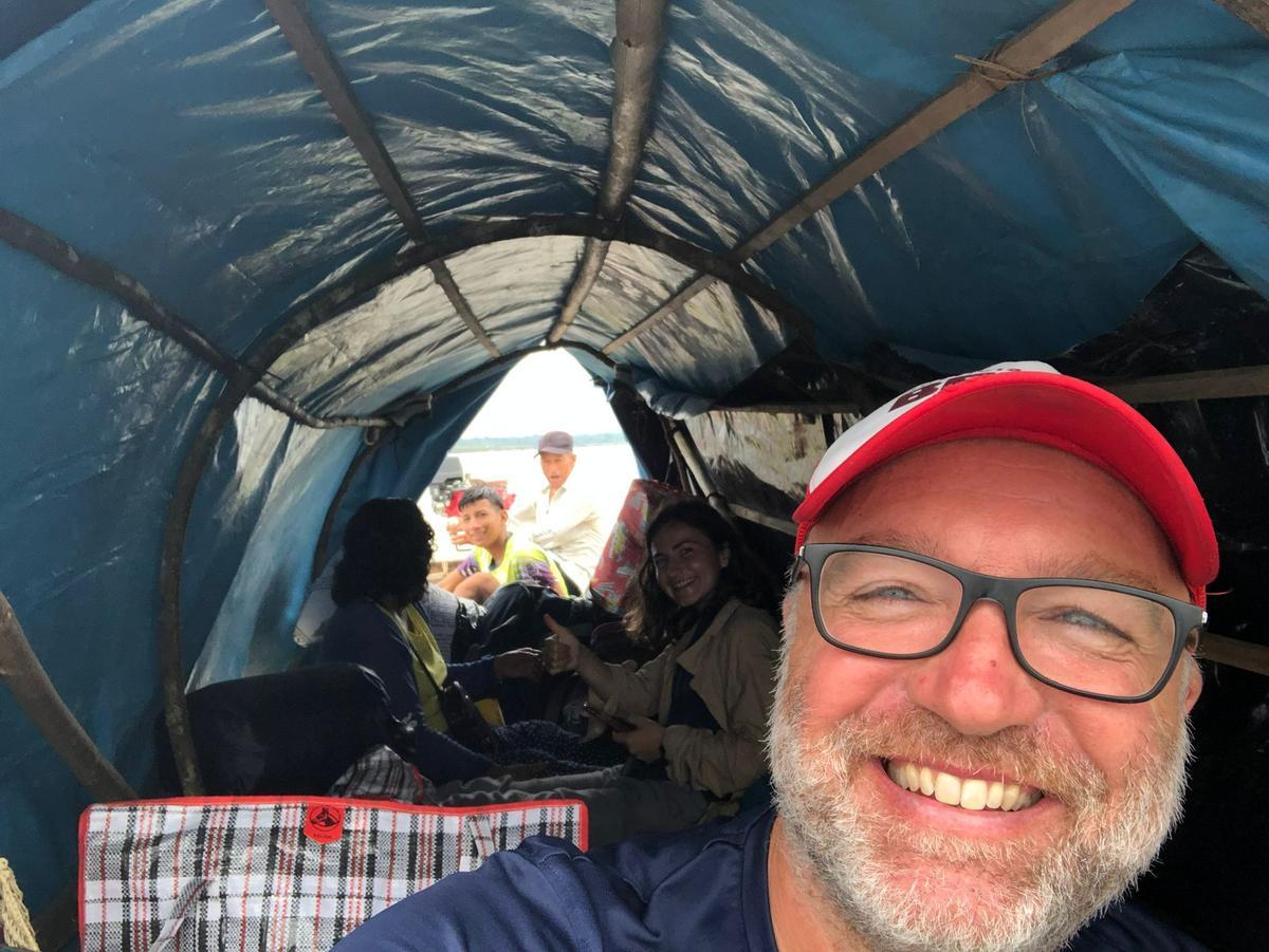 Alfonso Pombo, en uno de los botes que usan como medio de transporte.