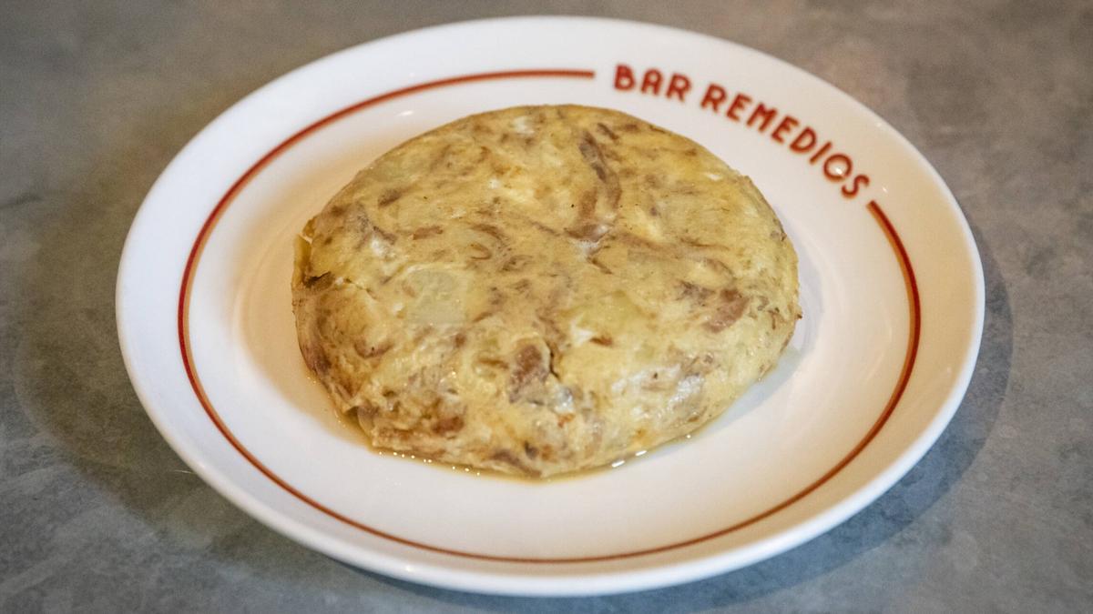 La tortilla de patatas al momento del Bar Remedios.