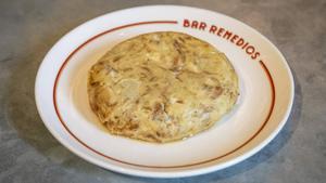 La tortilla de patatas al momento del Bar Remedios.