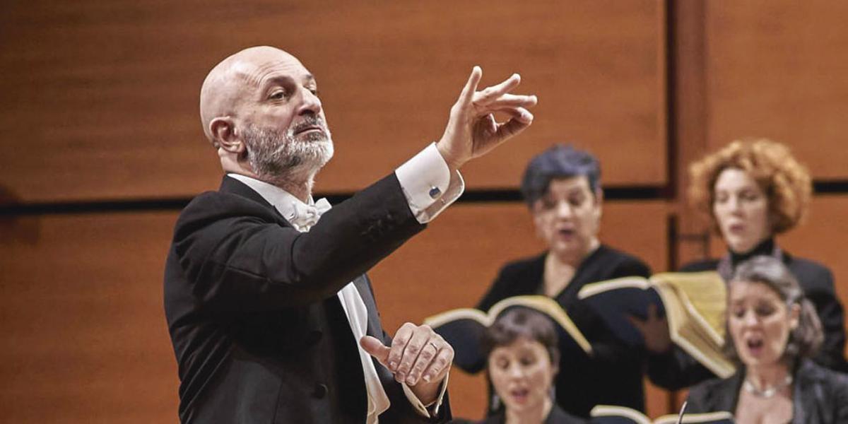El director italiano Ruben Jais, conocido por abordar un amplio repertorio que va desde el Barroco hasta la música contemporánea.
