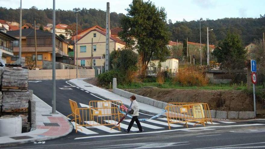 El nuevo acceso a la zona de Cidadelle desde la Avenida de Redondela, todavía cerrado con vallas. // FdV