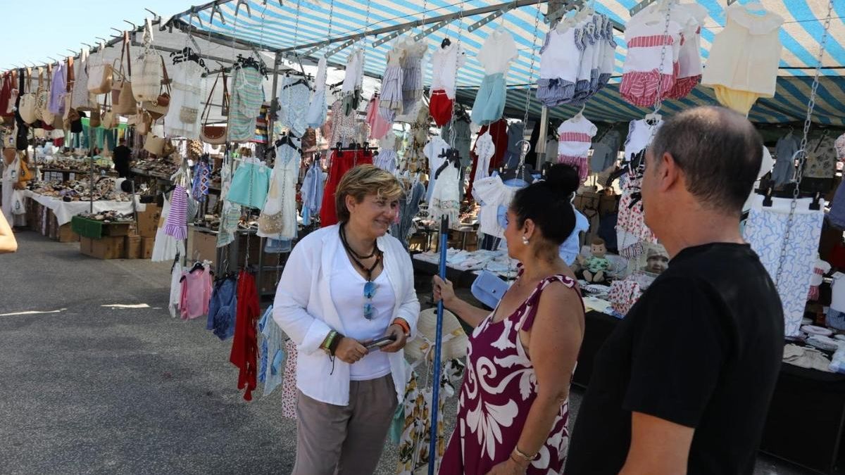 La concejala Belén Romero junto a algunos comerciantes del mercadillo.