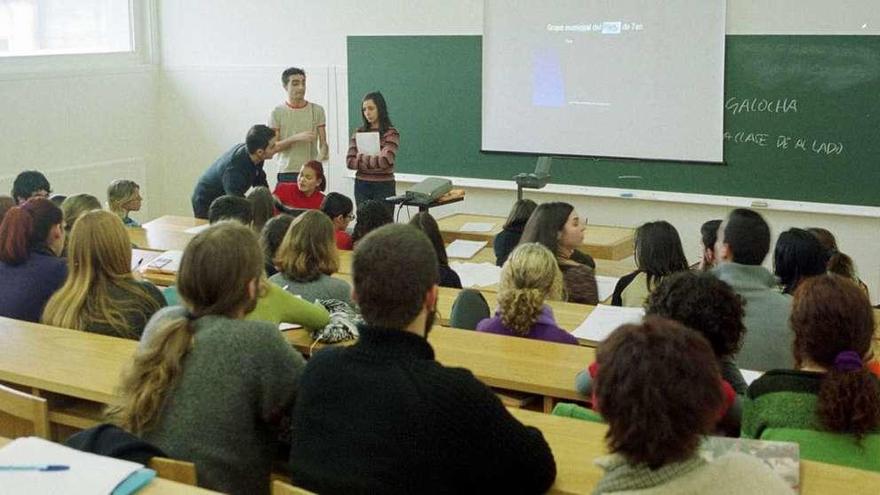 Alumnos en la clase de una facultad gallega.