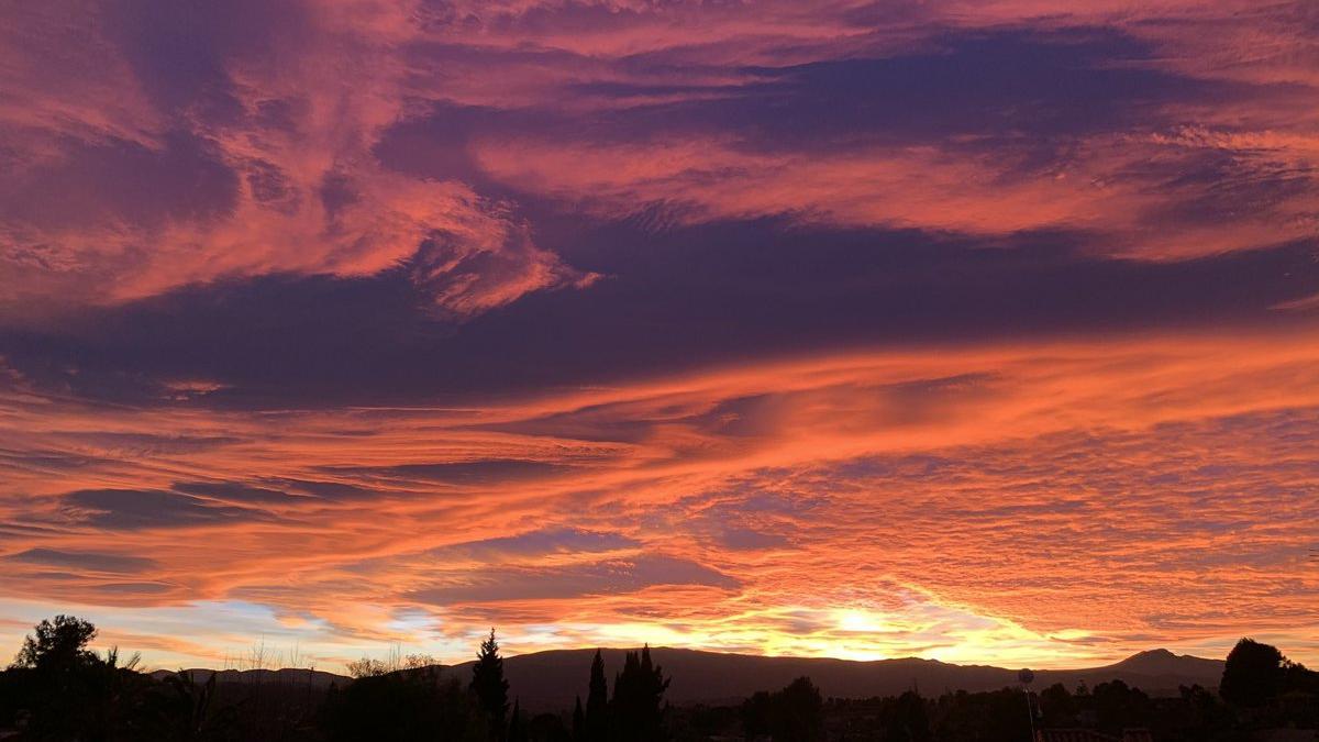 Candilazo o arrebol espectacular tomado desde Monserrat durante el atardecer del 27 de diciembre.