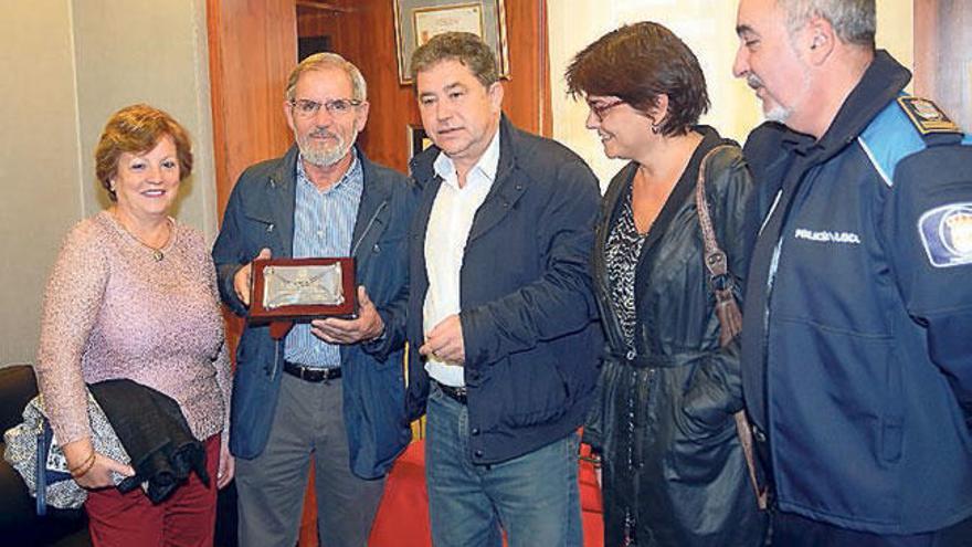 Julio Pereira, con su esposa a su derecha, en el acto de ayer. // RV