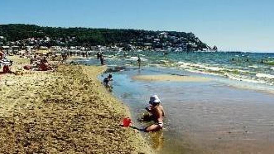 Les taques de mucílags ocupen la primera línia de mar i, un cop superades, l&#039;aigua recupera el blau habitual.