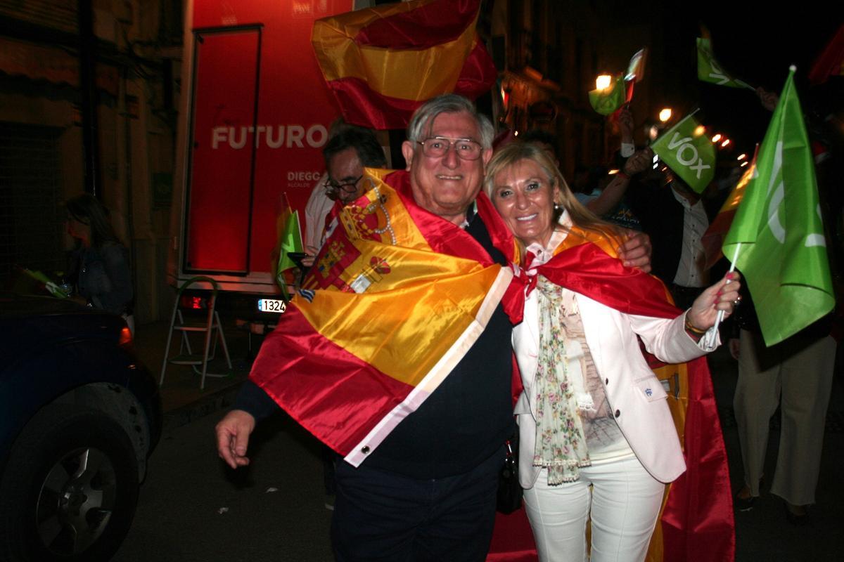 Carmen Menduiña se abrazaba a un integrante de su candidatura, José María Arcas, tras la pegada en la Plaza de la Estrella.