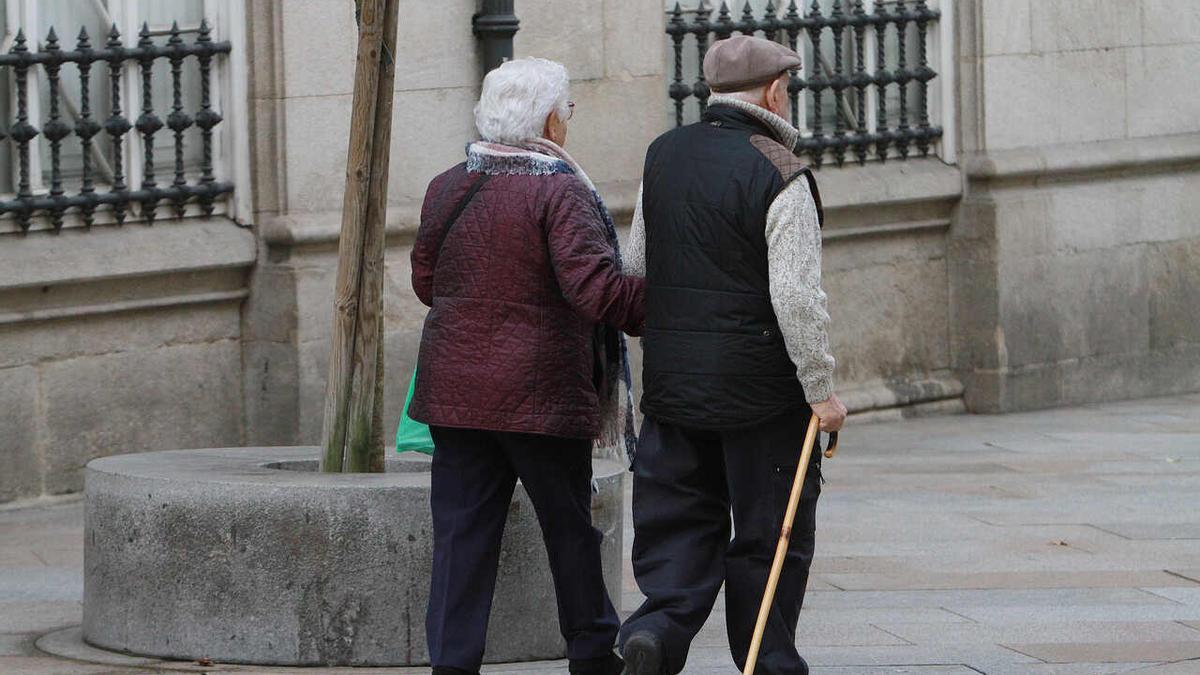 Pensionistas caminando por la calle
