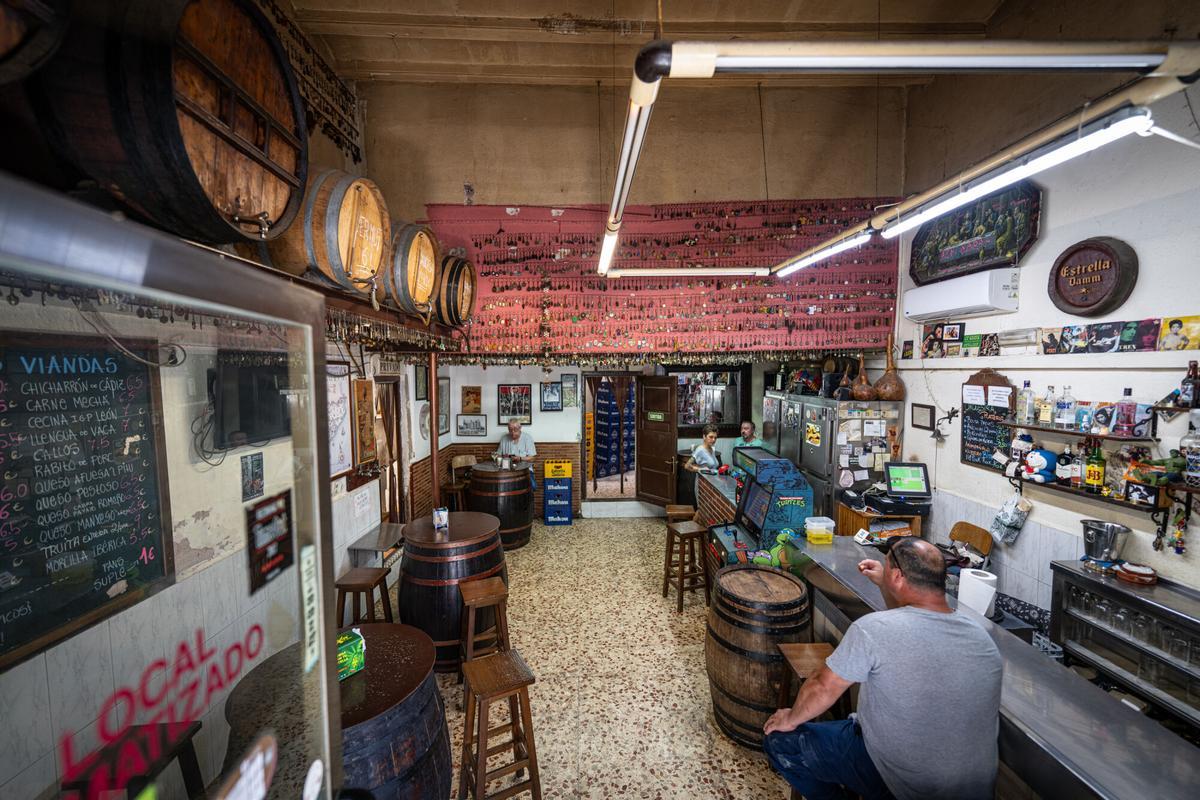 Bodega Carol. El Ayuntamiento quiere retirar el rótulo histórico del establecimiento. Imágenes de la fachada con el letrero objeto de la controversia y del interior del local, a 25 de junio de 2026. Barcelona. AUTOR: MANU MITRU | EPC