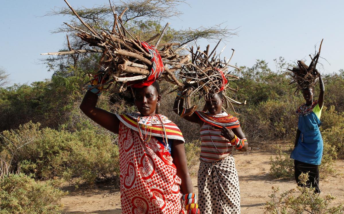 Las mujeres de la tribu Samburu que escaparon de la mutilación genital femenina y otros tipos de violencia de género hacen adornos tradicionales en la aldea de Umoja donde los hombres están restringidos, en Kenia