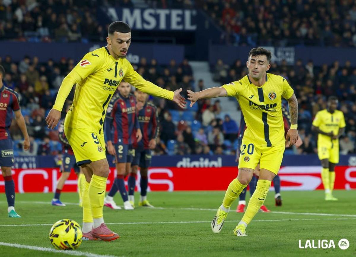 Mikautadze, junto a Moleiro en el Levante-Villarreal