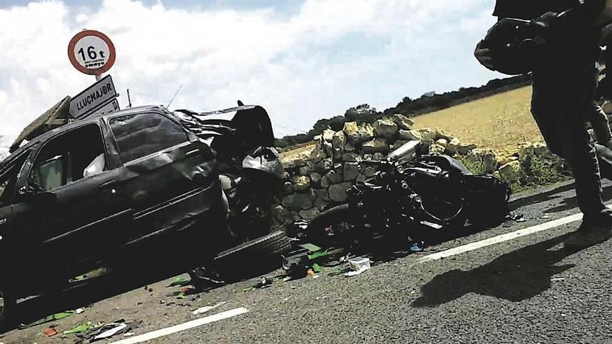 Estado en que quedó la motocicleta tras chocar contra el turismo en la carretera de Cap Blanc.