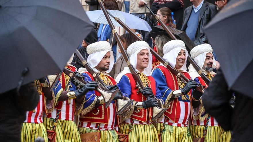 La lluvia acompaña a la Diana en Alcoy
