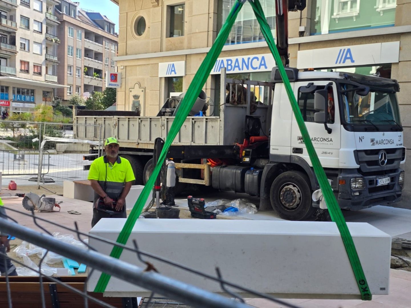 La calle de Clara Campoamor, antes Conde Vallelano, afronta la instalación de mobiliario y la plantación de jacarandas.
