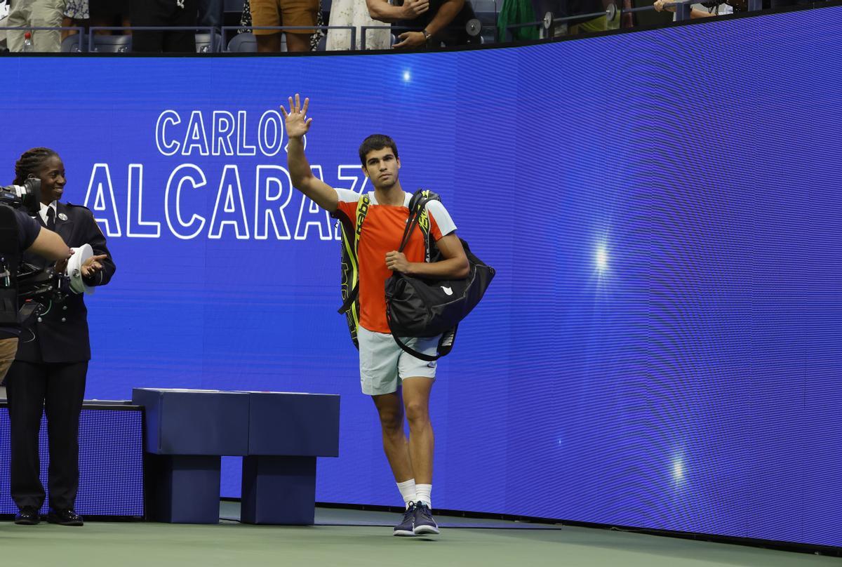 El joven tenista español Carlos Alcaraz fue registrado este domingo, 11 de septiembre, al ser saludado por el público, antes de disputar la final del Abierto de Estados Unidos, con el noruego Casper Ruud , en el USTA National Tennis Center, en Flushing Meadows, en Nueva York (NY, EE.UU). EFE/Jason Szenes