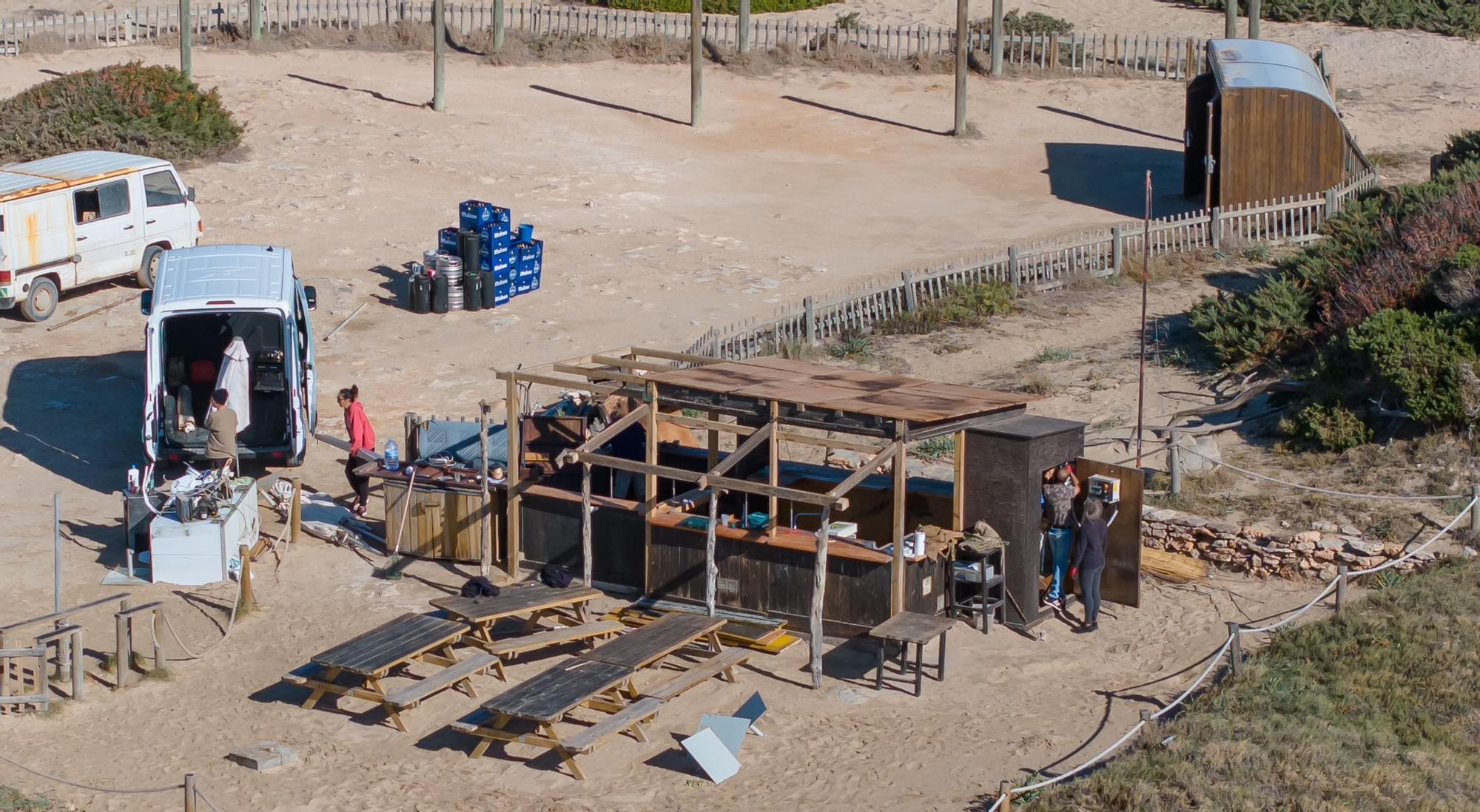 Desmantelado un kiosko en es Migjorn en Formentera