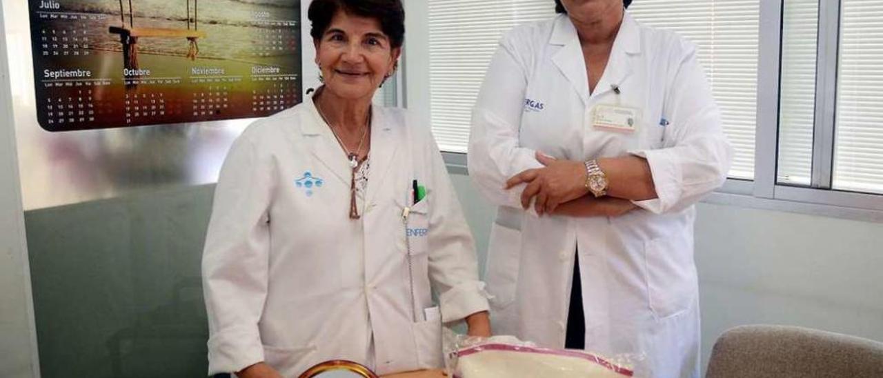 Rosa Ozores y Ana Conde, ayer en el Hospital Provincial. // Rafa Vázquez
