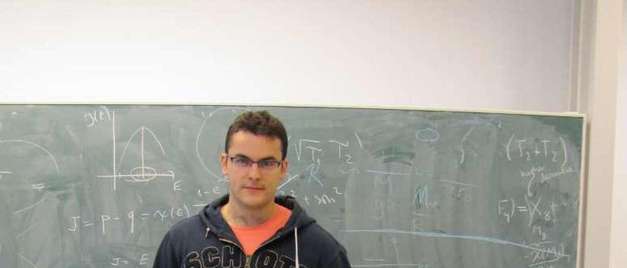 El físico, en la Universidad de Lovaina, delante de una pizarra llena de fórmulas.