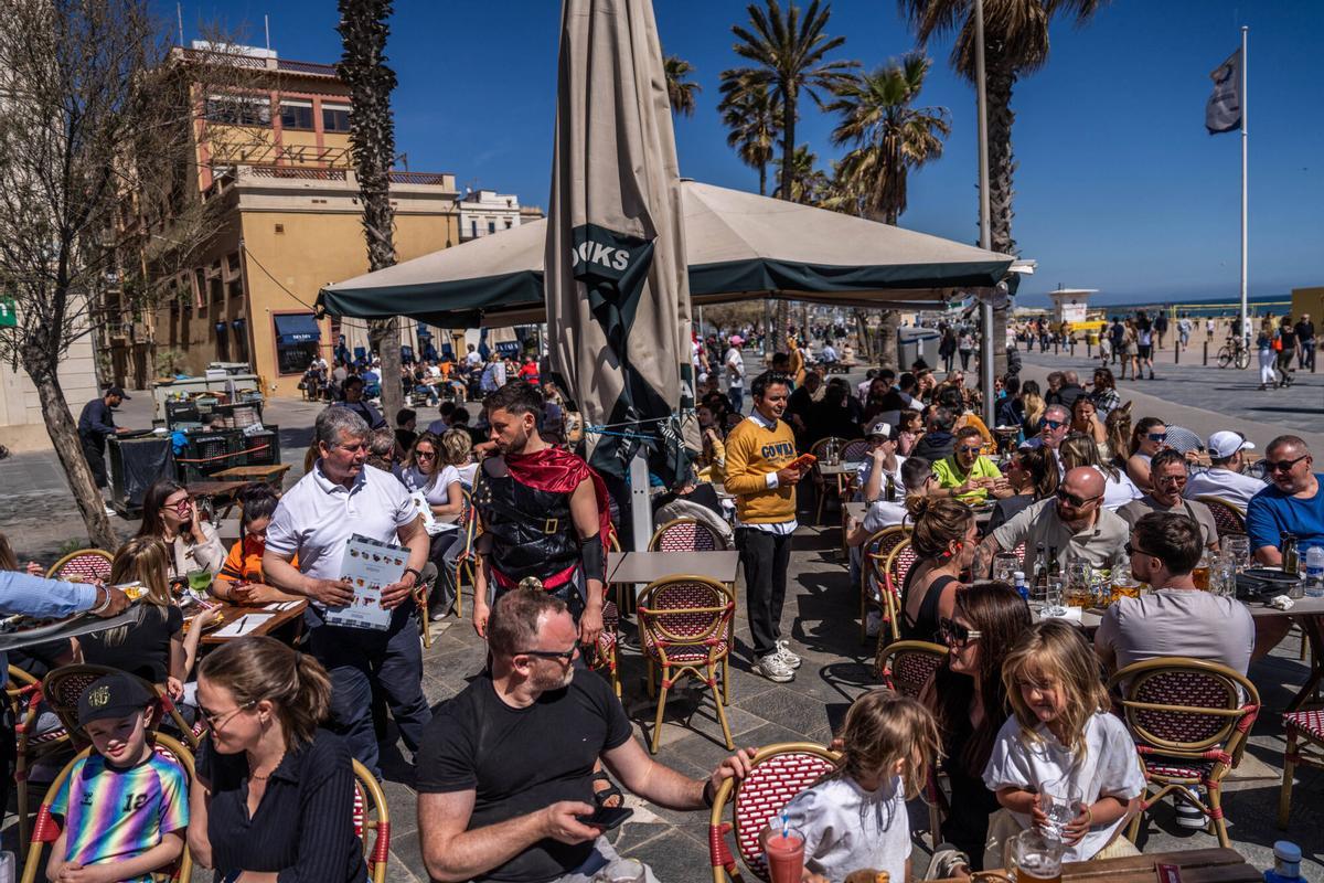 Turistas tomando algo en una terraza de la Barceloneta, una de las zonas más visitadas en 2025,hace unos días.