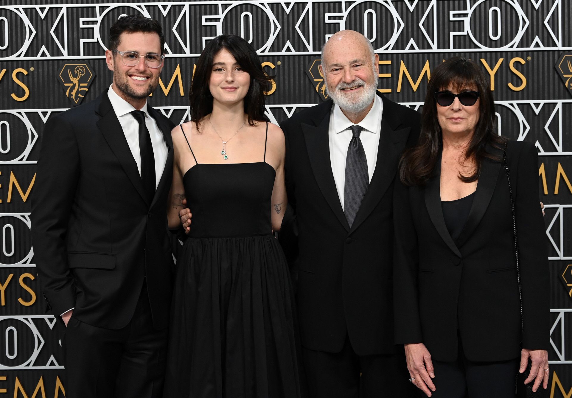 Rob Reiner y Michele Singer, posando junto a dos de sus tres hijos