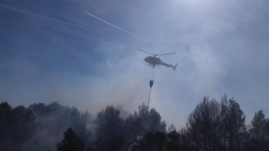 Un helicÃ³ptero del Ibanat arroja agua sobre las llamas