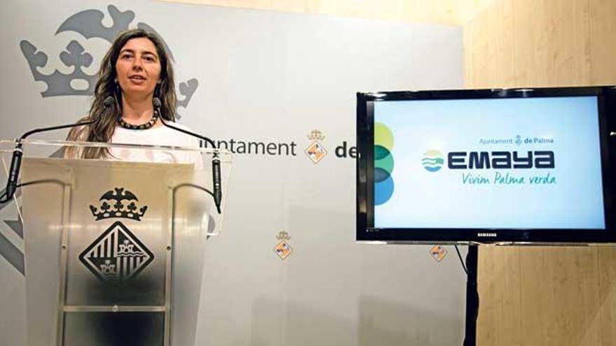 La regidora de Ecología, Neus Truyol, muestra la nueva imagen corporativa de Emaya.